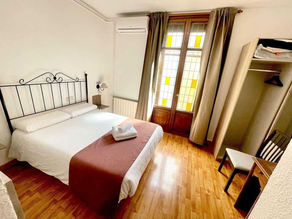 Double Room | Minibar, iron/ironing board, free WiFi, bed sheets