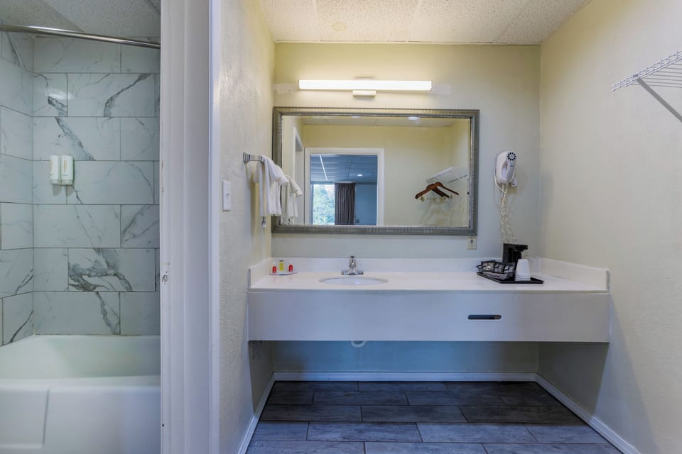 Room, 1 King Bed, Non Smoking | Bathroom | Free toiletries, towels