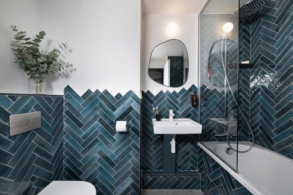 Rainfall showerhead, hair dryer, towels, soap