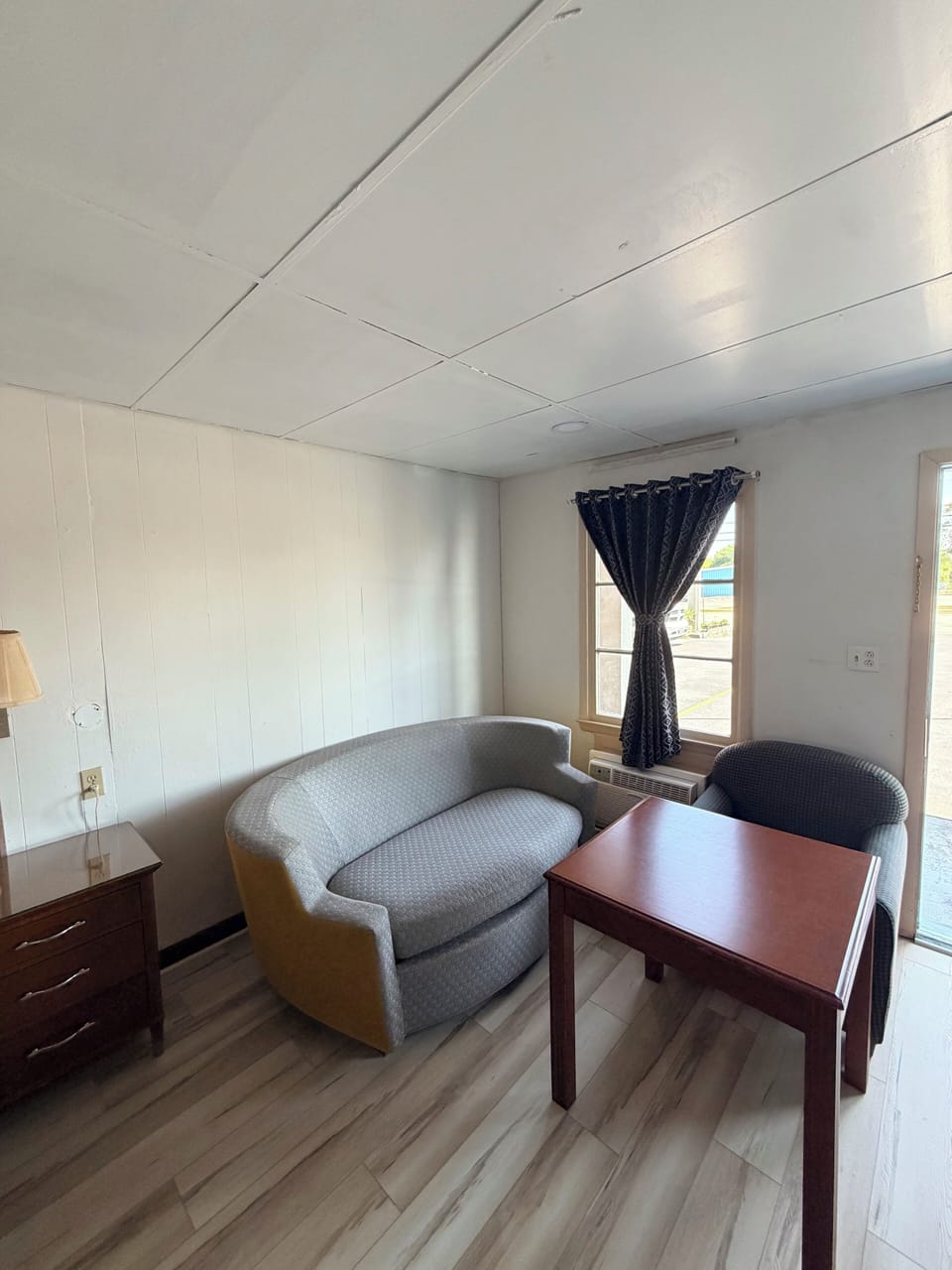 Standard Room, 1 King Bed | Living area | Flat-screen TV