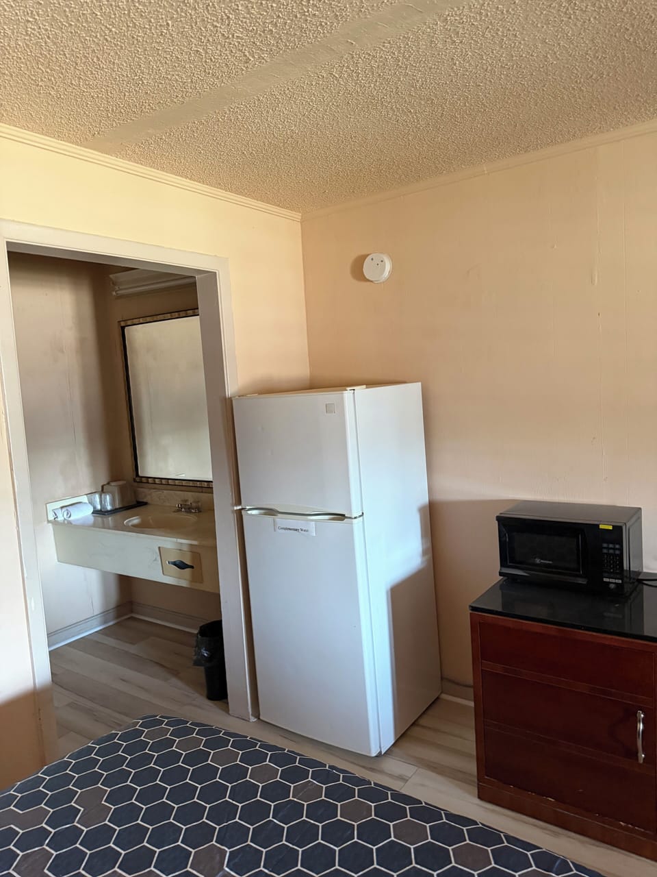 Standard Room, 2 Double Beds | Living area | Flat-screen TV