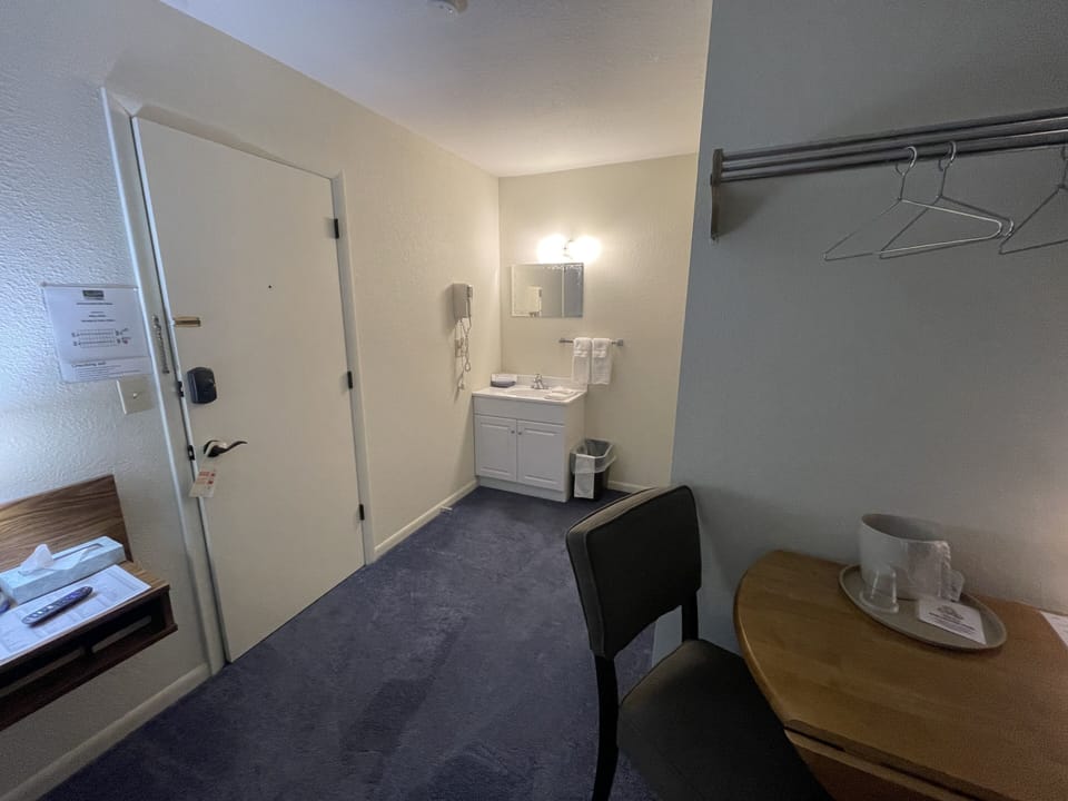 Standard Room, 1 Queen Bed, Non Smoking | Individually decorated, individually furnished, laptop workspace