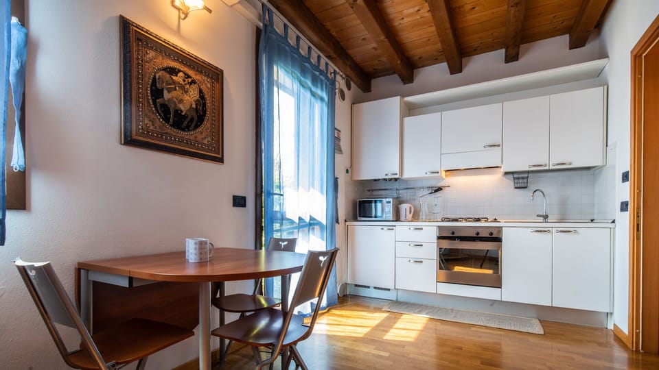 Classic Studio (0 Bedroom) | Private kitchen | Fridge, microwave, oven, electric kettle