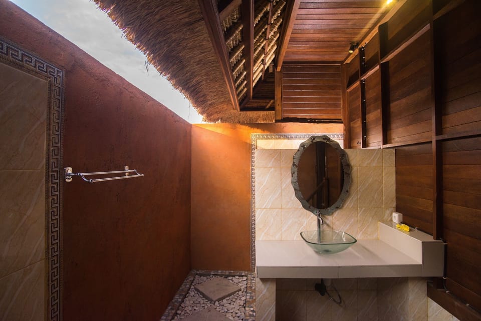 Bungalow, Garden View | Bathroom | Free toiletries, hair dryer, bidet, towels