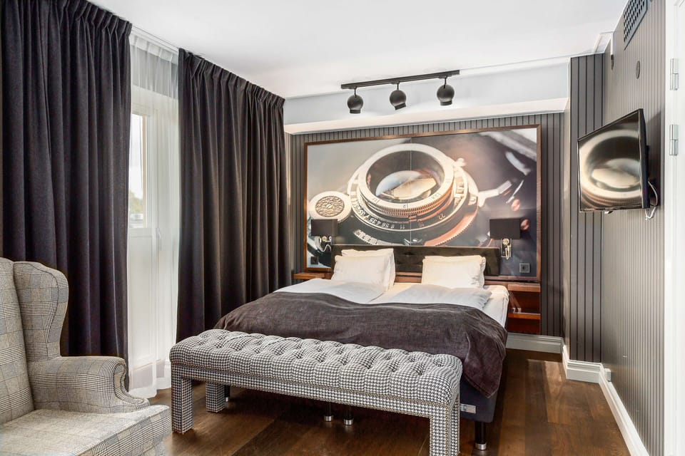 Standard Room, 1 King Bed, Non Smoking (Bunk beds) | Minibar, desk, iron/ironing board, free WiFi