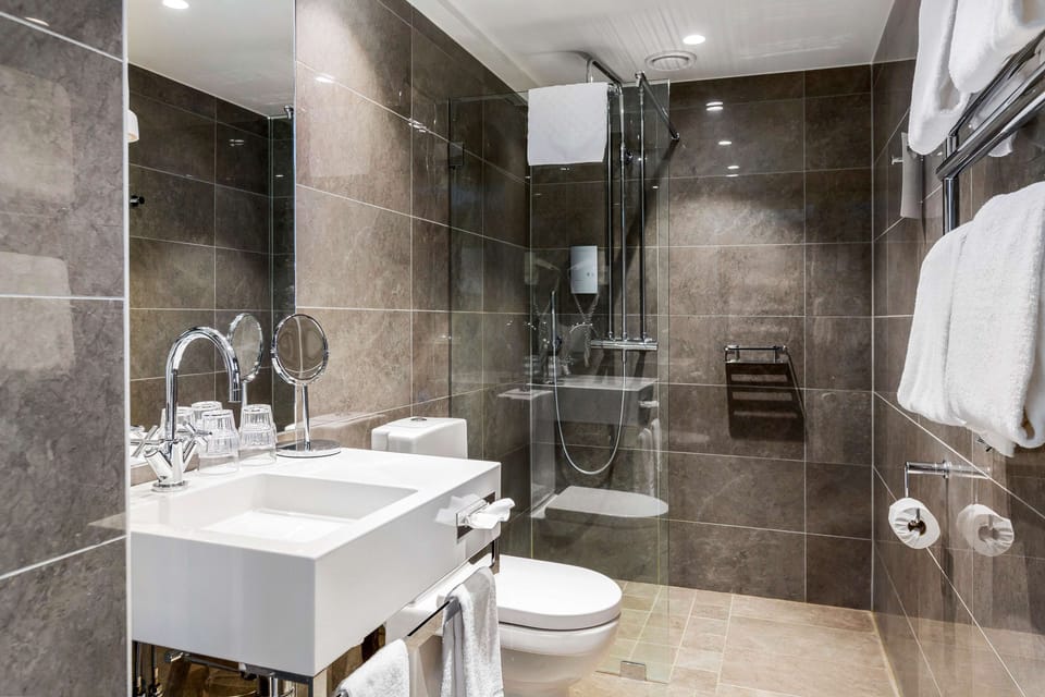 Standard Room, 1 King Bed, Non Smoking (Bunk beds) | Bathroom | Hair dryer, towels