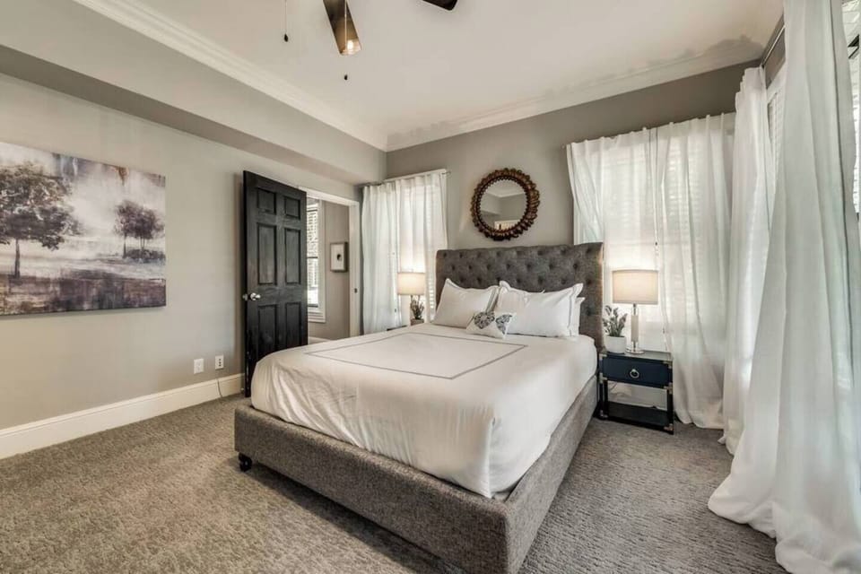 Enjoy a great sleep on the queen size bed with hotel quality mattress and Egyptian cotton linens.