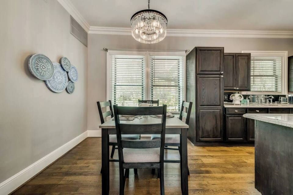Dining area with plenty of space to entertain.