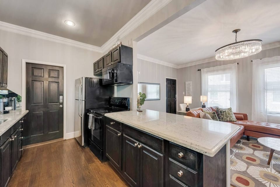 Modern, fully equipped kitchen, ready to meet all your cooking needs.
