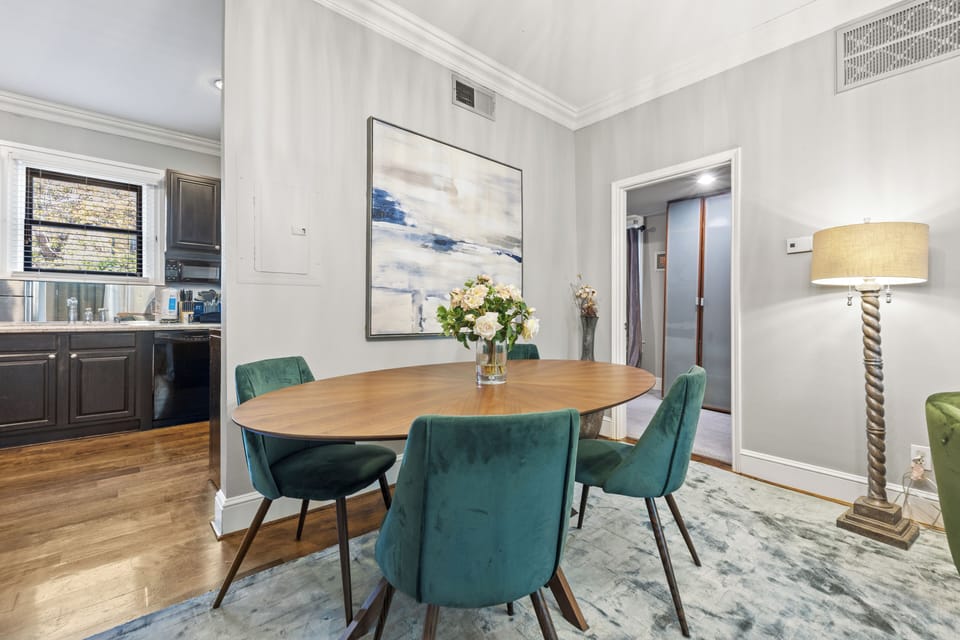 Formal dinning room for 4. Great for entertaining. 