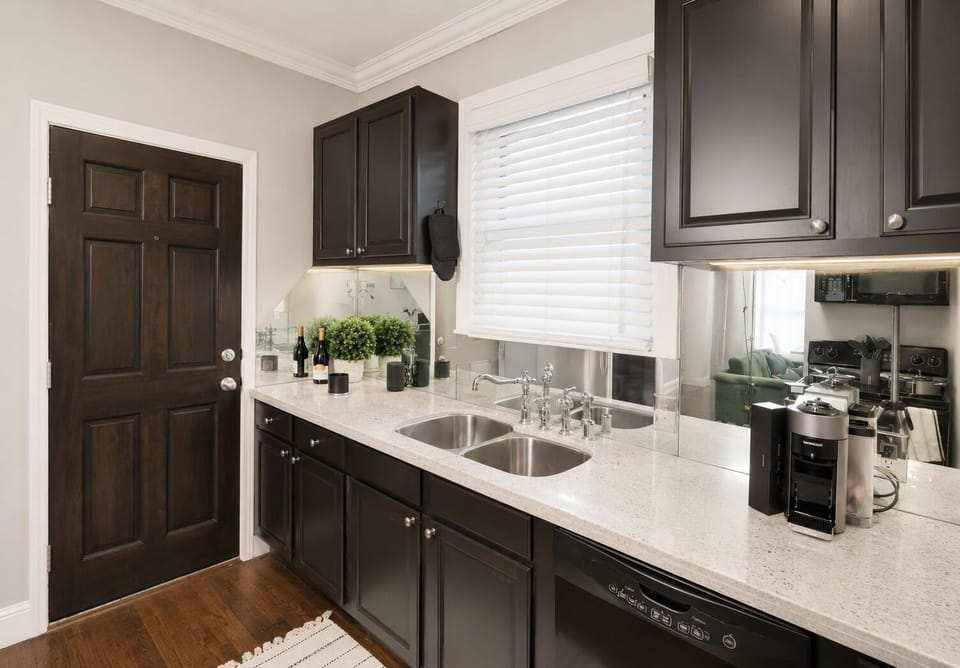 Modern, fully equipped kitchen, ready to meet all your cooking needs with beautiful hardwood floors. 