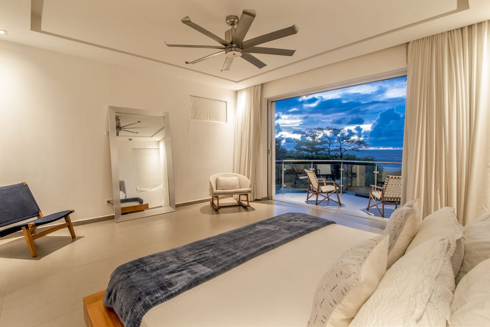 Upper Suite - Upper Master with king size bed