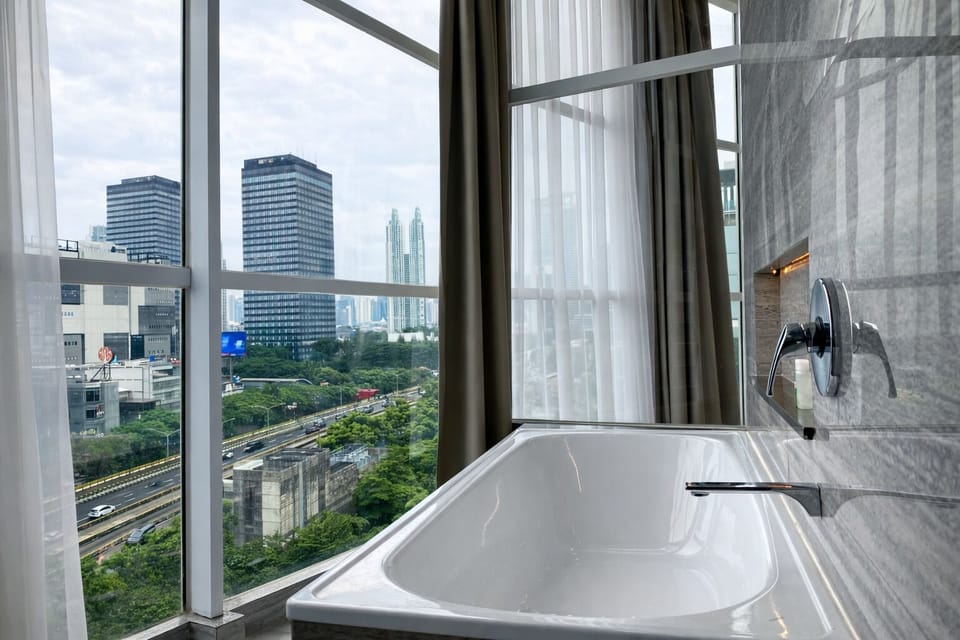 EXPLORER SUITE | Bathroom | Shower, rainfall showerhead, free toiletries, hair dryer