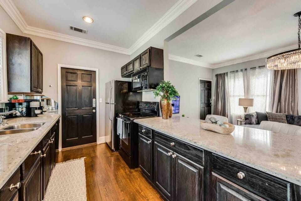 A meticulously designed kitchen with modern appliances and high-end finishes, fully equipped for all your cooking needs.