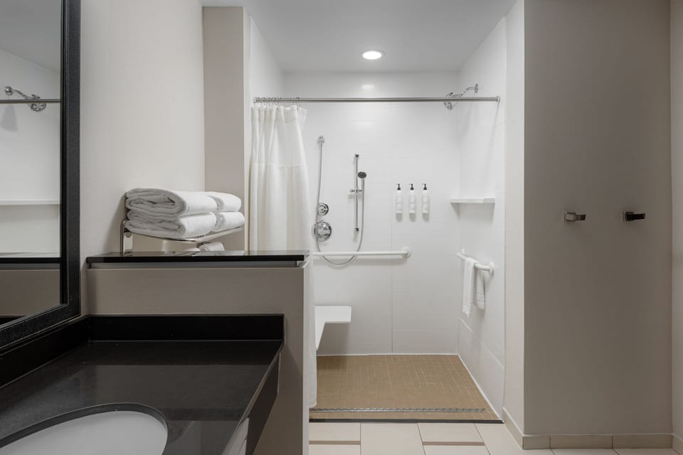 Combined shower/tub, free toiletries, hair dryer, towels