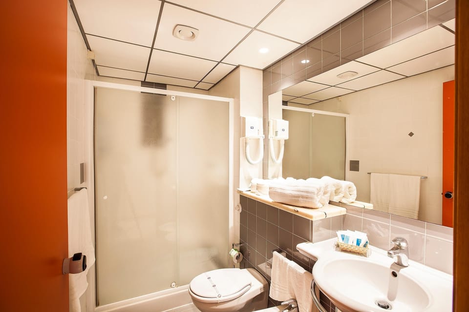 Shower, rainfall showerhead, free toiletries, hair dryer