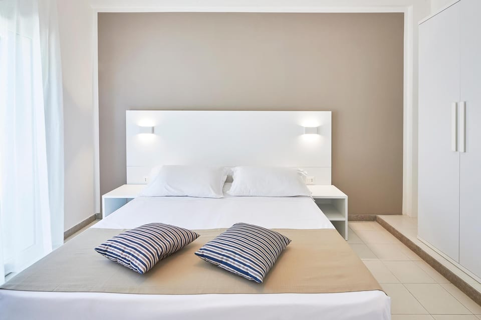 Comfort Double Room, Park View | Minibar, in-room safe, desk, free cribs/infant beds