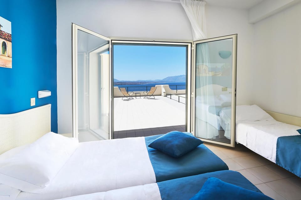 Tripla Comfort, vista mare | Minibar, in-room safe, desk, free cribs/infant beds