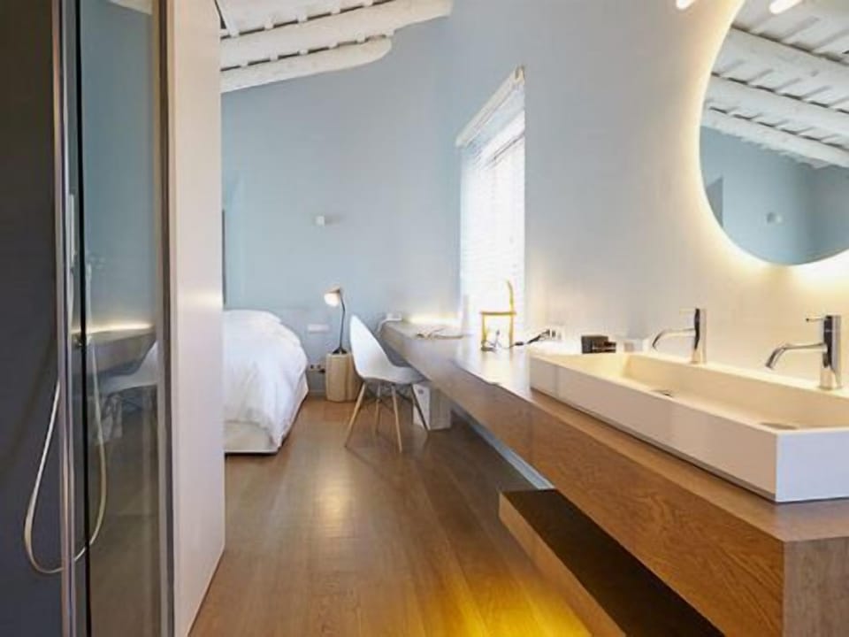 Grand Double Room | Bathroom | Free toiletries, hair dryer, bathrobes, slippers