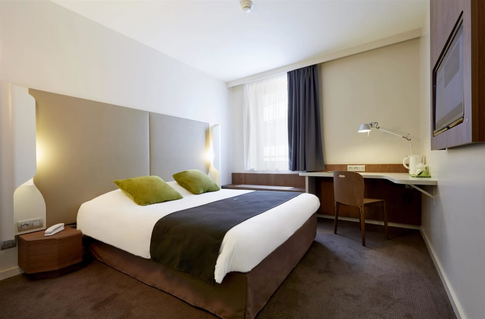Standard Room, 1 Double Bed | Premium bedding, individually decorated, desk, blackout drapes