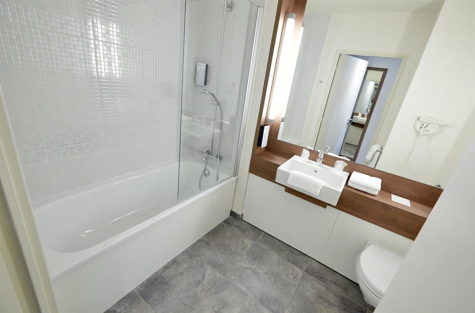 Standard Room, 1 Double Bed | Bathroom | Hydromassage showerhead, eco-friendly toiletries, hair dryer, towels