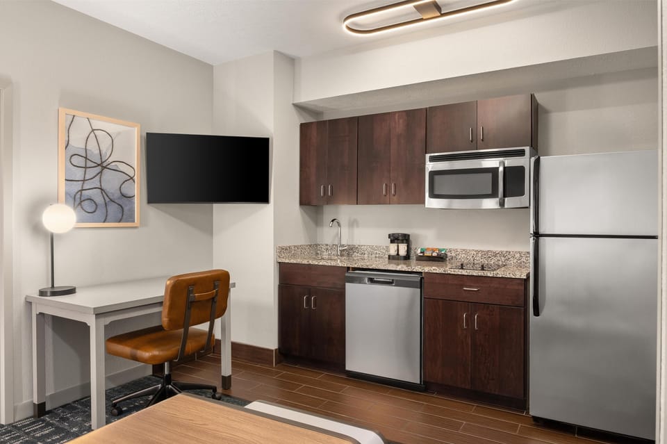 Full-size fridge, microwave, stovetop, dishwasher