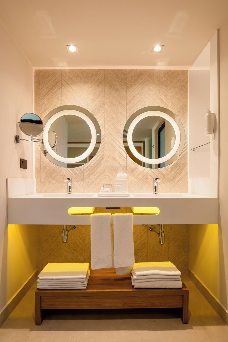 Shower, rainfall showerhead, free toiletries, hair dryer
