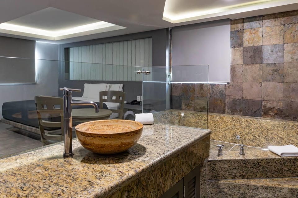 Junior Suite, 1 King Bed, Non Smoking | In-room safe, desk, free WiFi, bed sheets