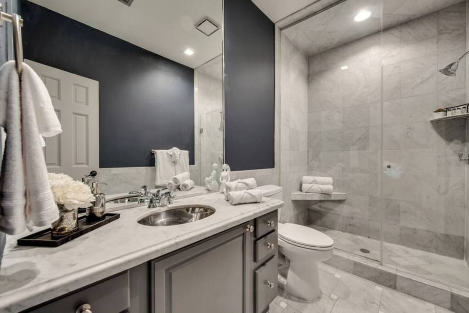 Spa like marble bathroom equipped with complimentary soap, shampoo, conditioner. 