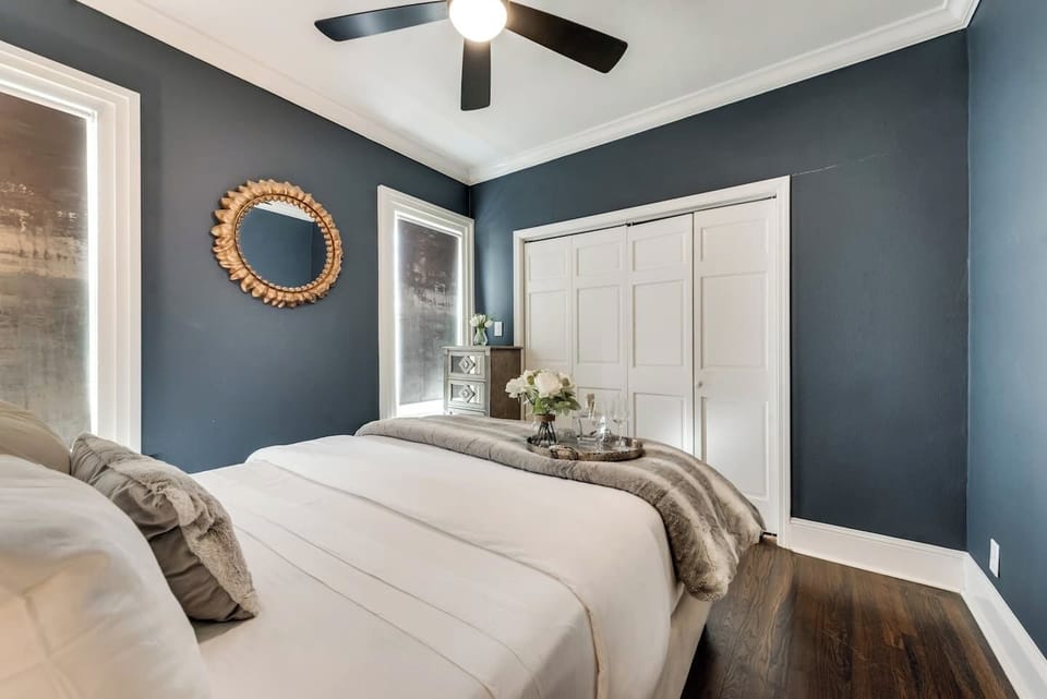 Get the best night's sleep on the queen size bed with hotel quality mattress and Egyptian cotton linens.