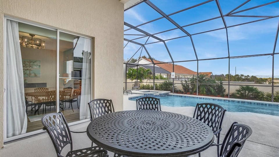Beautiful 5 bed 3.5 bath villa located in Windsor Palms Resort
