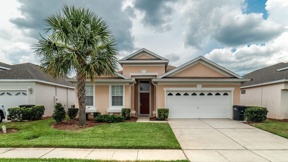 Beautiful 4 bed 3 bath villa located in Windsor Palms Resort