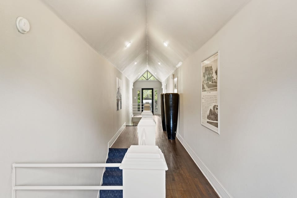 Grand Entry Hall – Elegant foyer with soaring ceiling and natural light.