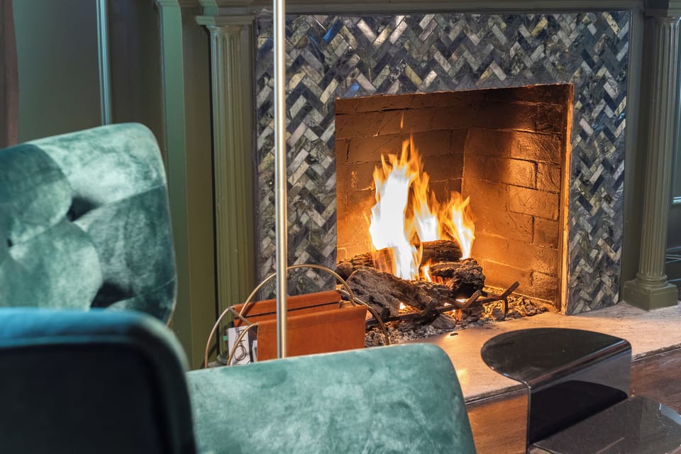 OFF-SITE AMENITIES — 5–10 MINUTE DRIVE Enjoy our beautifully designed common lounge, complete with a fireplace, comfortable seating, and refined décor, offering a cozy yet upscale space to relax and recharge.