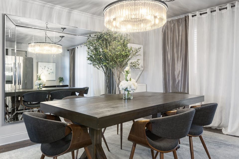 Airy dining nook with greenery and a statement chandelier
