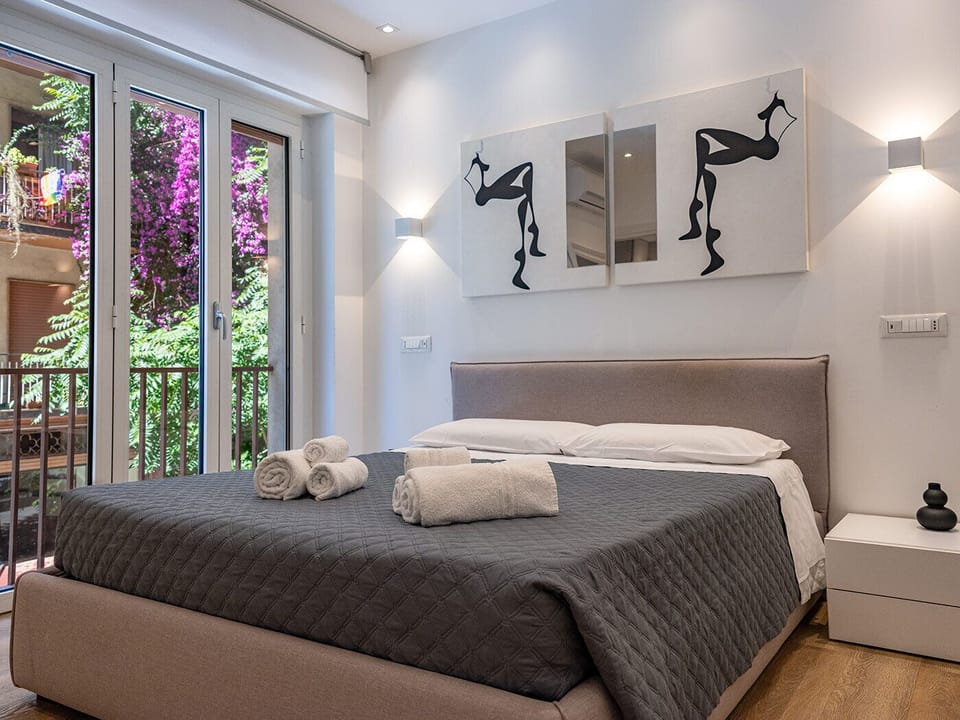 Comfort Room | Minibar, desk, laptop workspace, soundproofing