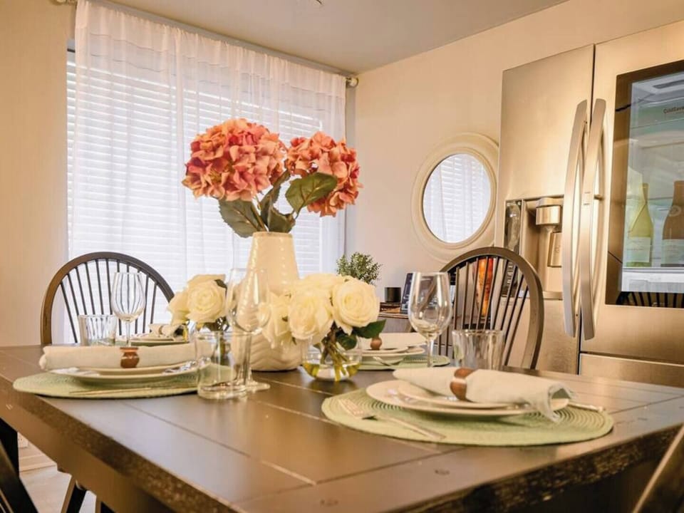 Dining table that’s perfect for both meals and work, complemented by a beautiful chandelier to add a touch of light and elegance when needed.