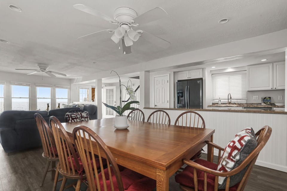 dining table , with 2 leaf extension for large gatherings