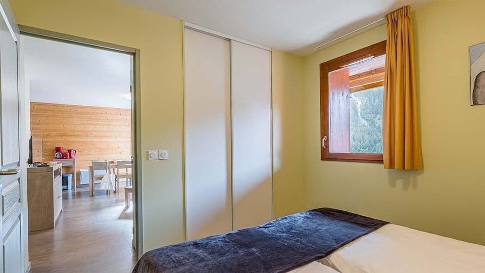 Relax in the comfortable bedroom with either 2 single bed or 1 double bed.