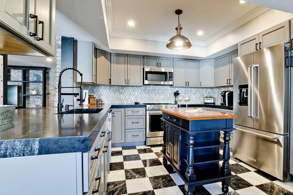 Beautiful fully stocked kitchen