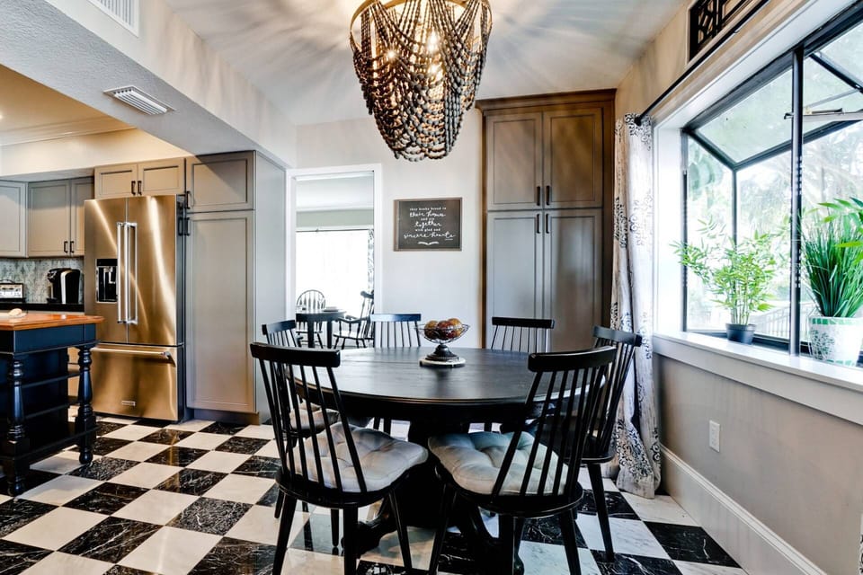Eat in kitchen