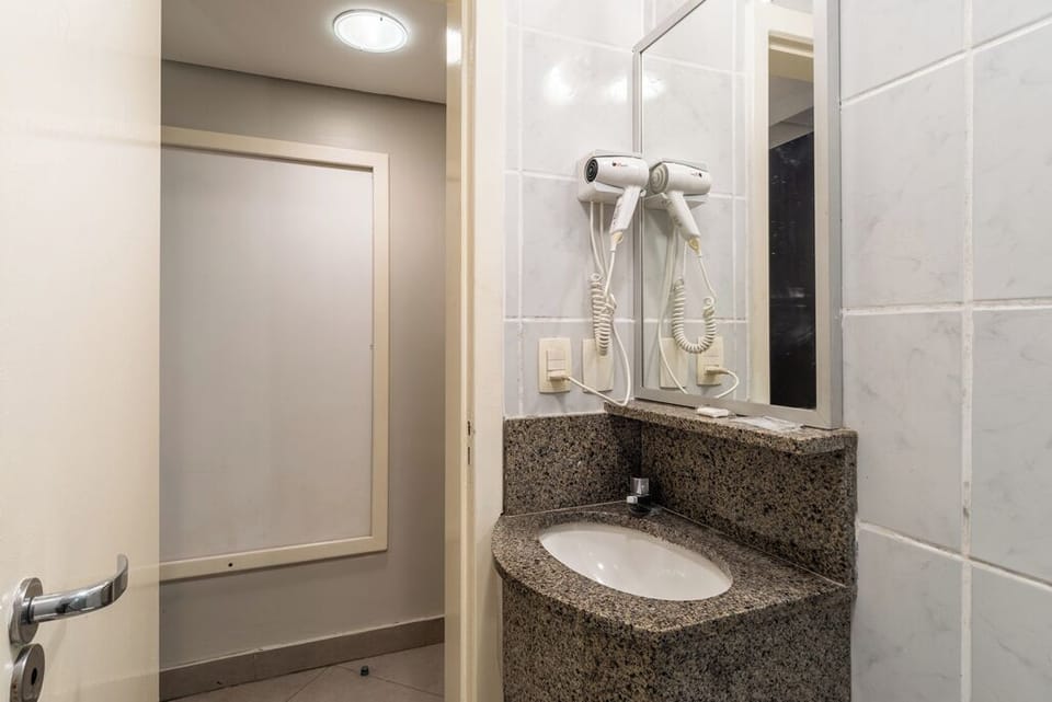 Executive Triple Room | Desk, laptop workspace, soundproofing, WiFi