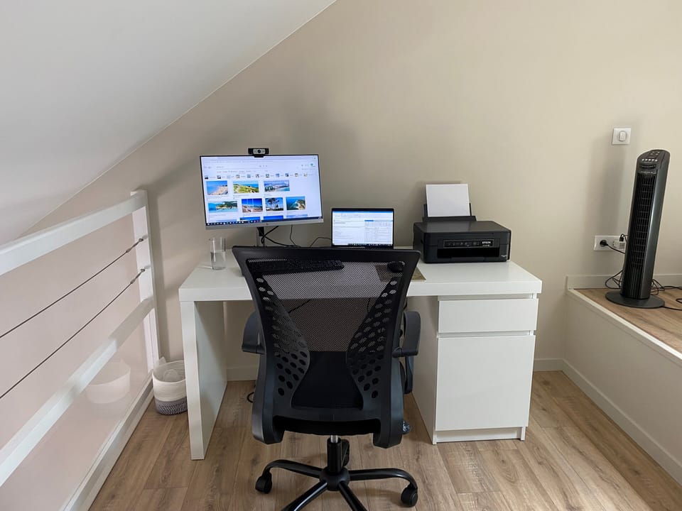 Coin bureau ou salle de jeux en mezzanine. Wifi fournie (fibre)