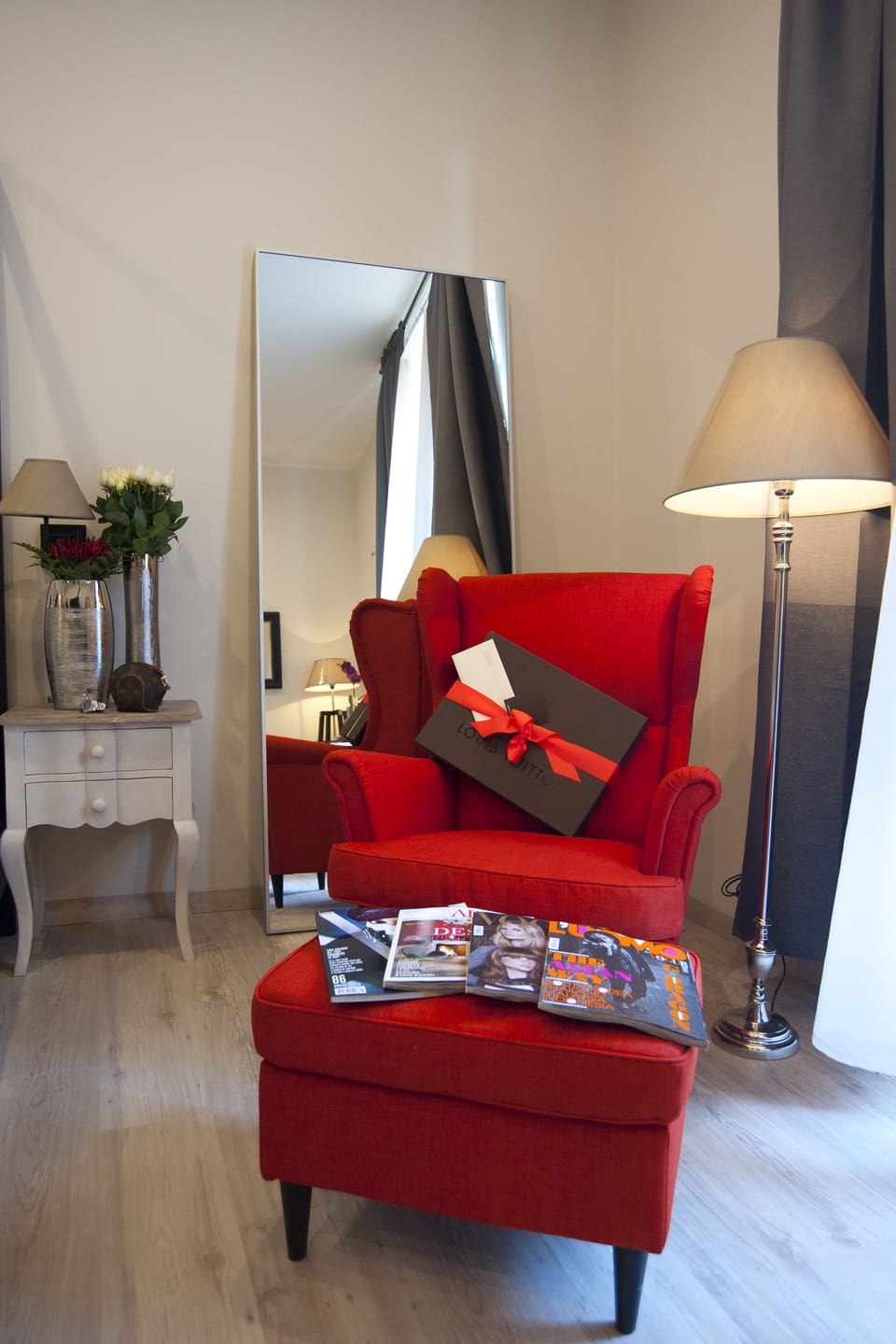 Suite | Living area | 32-inch flat-screen TV with satellite channels
