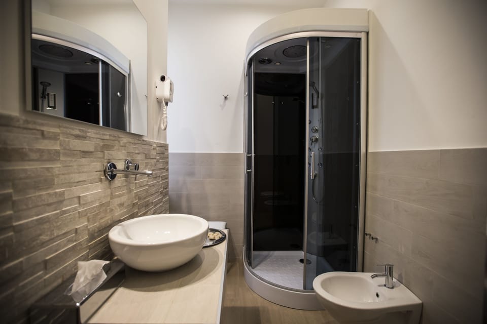 Junior Suite | Bathroom | Shower, free toiletries, hair dryer, bidet