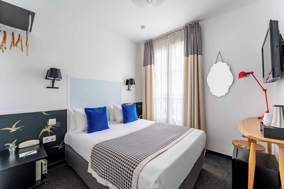 Single Room - Complimentary soft minibar,courtesy tray, Chromecast and digital press | Premium bedding, minibar, in-room safe, desk