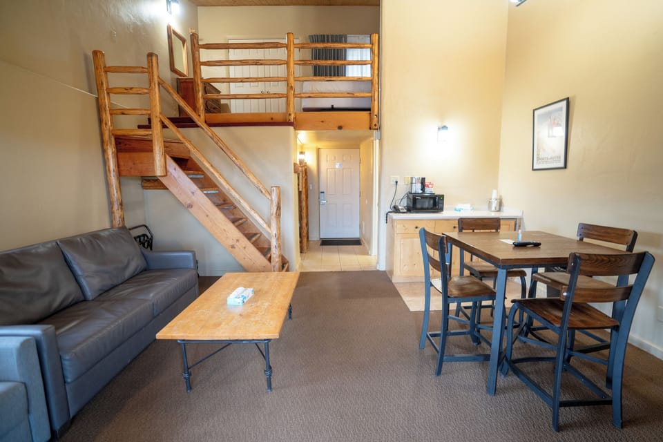 Sioux Lodge Loft | Premium bedding, iron/ironing board, free WiFi, bed sheets
