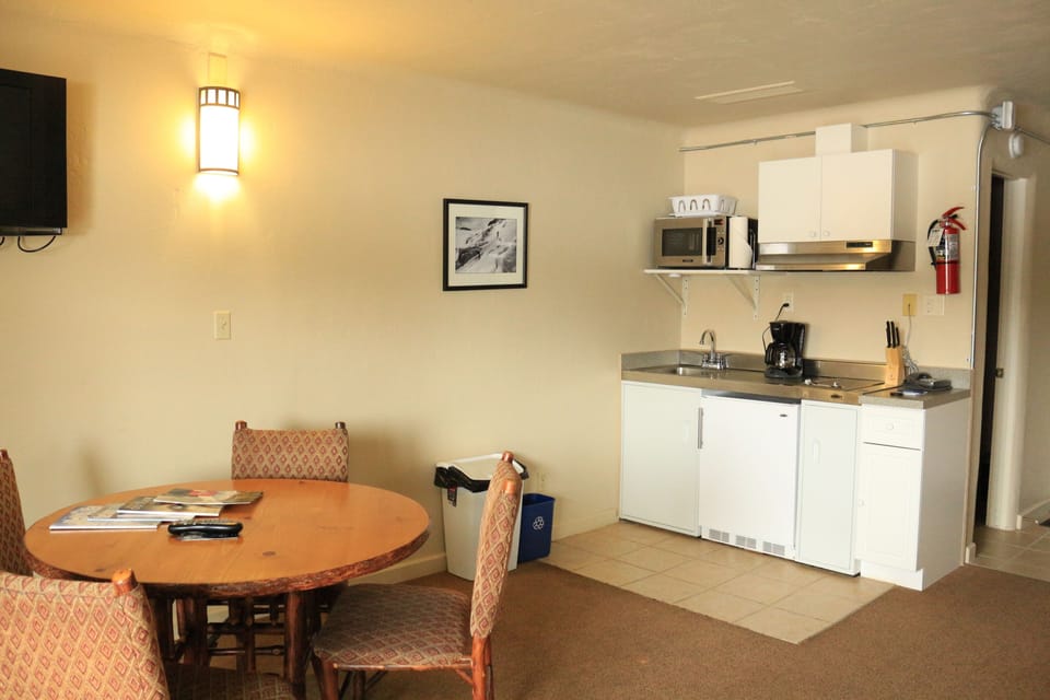 Sioux Lodge 2 Bedroom Suite | Private kitchen | Mini-fridge, coffee/tea maker