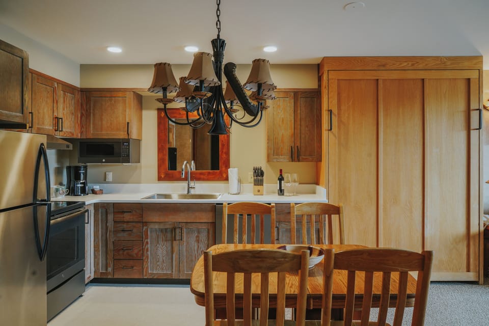 Deluxe Condo, 1 Bedroom | Private kitchen | Full-size fridge, microwave, stovetop, dishwasher