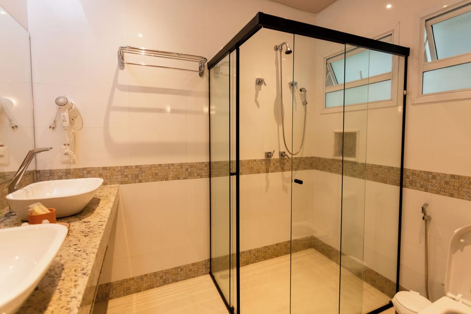 Suite, 1 Bedroom (Master) | Bathroom | Free toiletries, hair dryer, towels